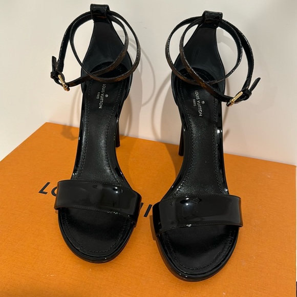 Louis Vuitton patent heels black - size 39 - barely worn - Picture 1 of 6